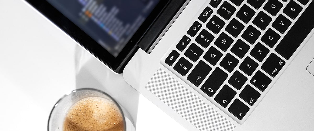 Bærbar computer og kaffe